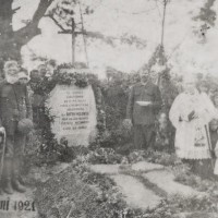 Archiwalne fotografie pomnik pomordowanych przez Czerezwyczajkę 17.08.1920 r.